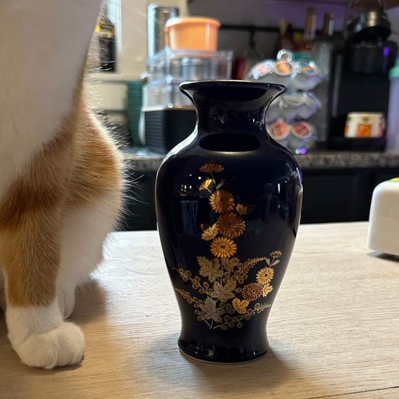 VINTAGE | 1970’s Japanese Cobalt Blue Floral Hand Painted Vase - Picture 2 of 13